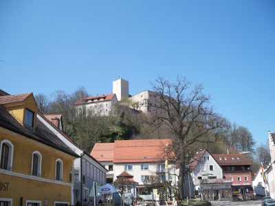 Blick auf Burg Falkenstein, die hoch ber Falkenstein thront