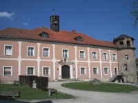 Privatschloss von Stamsried mit einer Schlobrauerei und der Antoniusquelle im Vordergrund.