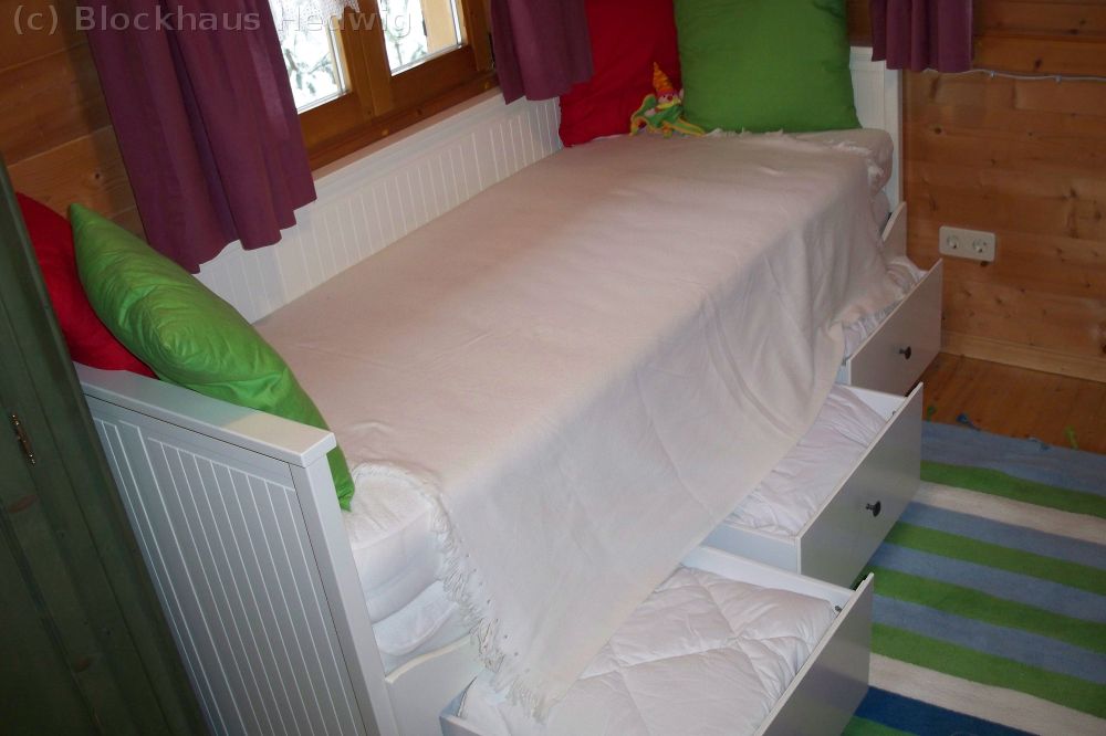 Ausziehbares Doppelbett mit Schubladen fr die Bettwsche.