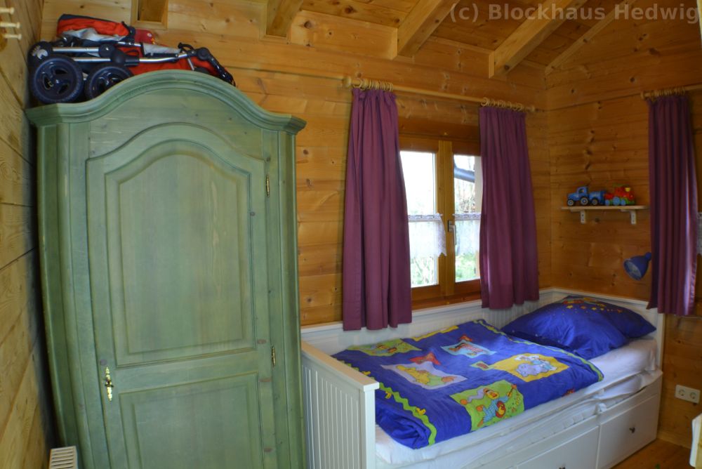 Blick von der Tr ins Schlafzimmer mit ausziehbarem Doppelbett und Schrank