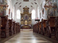 Innenraum der Pfarrkirche von Stamsried mit den vielen Deckenfresken und dem Hochaltar