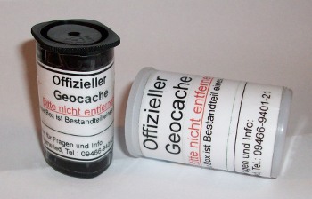 So sehen unsere Caches der Rundwege aus. Der Inhalt ist in einer alten Filmdose verpackt. Meistens ist noch die Filmdose in eine Plastiktüte gewickelt als zusätzlicher Schutz. So sehen unsere Caches der Rundwege aus. Der Inhalt ist in einer alten Filmdose verpackt. Meistens ist noch die Filmdose in eine Plastiktüte gewickelt als zusätzlicher Schutz.