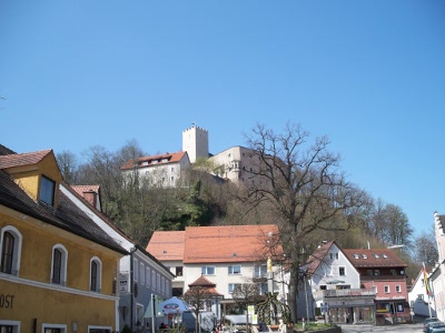 Blick auf Burg Falkenstein, die hoch über Falkenstein thront Blick auf Burg Falkenstein, die hoch über Falkenstein thront