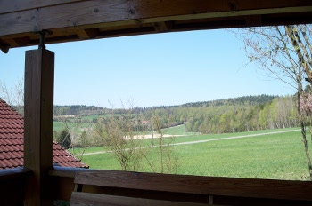 Blick von der Terrasse auf eine Landschaft die vom Frhling wach geksst wird.