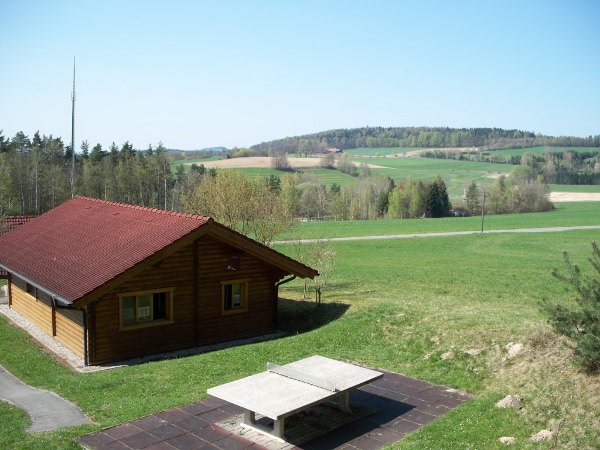 Ferienhaus Nr. 4 von der Rckseite mit Teil vom Spielplatz