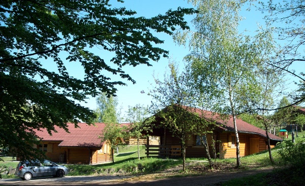 Feriendorf aus dem Wald