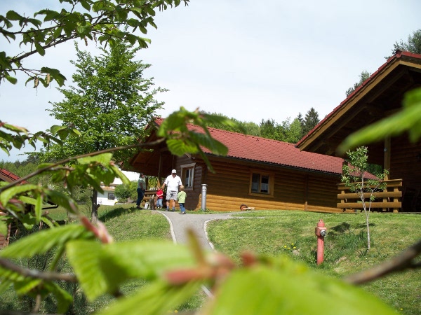 Ferienhaus Nr. 4 Seitenansicht aus dem Feriendorf