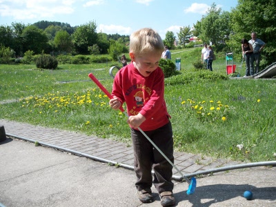 Petras Minigolfanlage aus dem Blickwinkel eines 1 m Mannes.