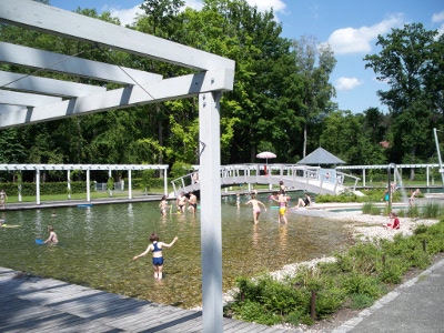 Ein Blick in das Naturbad und Nichtschwimmerbereich mit seinem flach abfallenden Ufer.