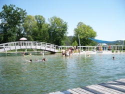 Blick auf den Nichtschwimmerbereich und rechts hinten ein berdachter Kinderbereich