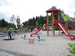 Wunderschner Spielplatz fr die Kleinen auf dem Gelnde