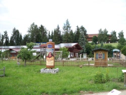 Im Garten der Bärwurzquelle befindet sich ein grosser Spielplatz und ein Erlebnisgarten Im Garten der Bärwurzquelle befindet sich ein grosser Spielplatz und ein Erlebnisgarten