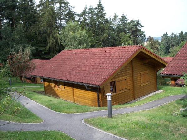 Ferienhaus Nr. 10 mit Blick von der Seite oberhalb des Feriendorfes