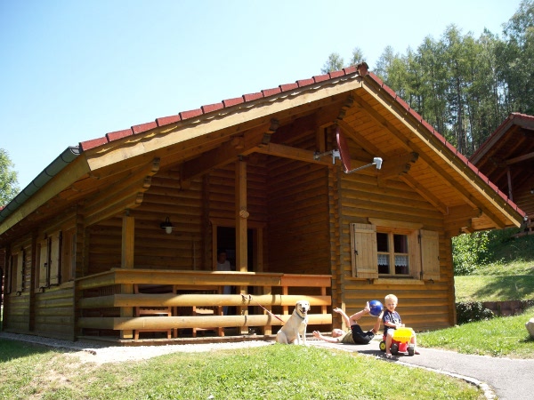 Ferienhaus Nr. 10 von vorne mit Blick auf die Terrasse und Eingangsbereich