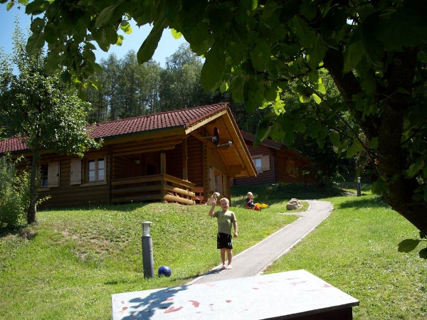 Ferienhaus Nr. 10 mit Blick unterhalb aus dem Feriendorf