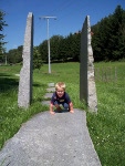 Eingang zum Barfusspfad in der Kirchbachaue. Aber nur wenn man an dem groen Lwen vorbei kommt.