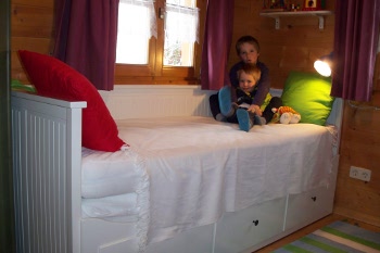 Kinderzimmer Haus 10: Ausziehbares Doppelbett
