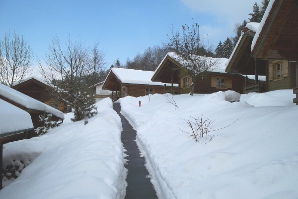 Blick ins Feriendorf in Richtung Haus 4