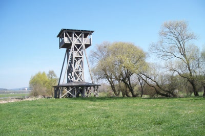 Aussichtsturm bei Untertraubenbach. Davor befindet sich das alte Freibad mit Bademglichkeit im Regenfluss