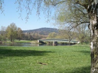 Regenfluss bei Untertraubenbach mit Liegewiese und Badestelle