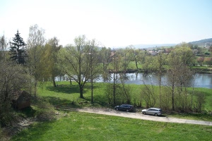 Hier ist der Blick vom Vogelbeobachtungsturm auf die Liegewiese am Regen und Zugang zum Baden. Hier ist der Blick vom Vogelbeobachtungsturm auf die Liegewiese am Regen und Zugang zum Baden.