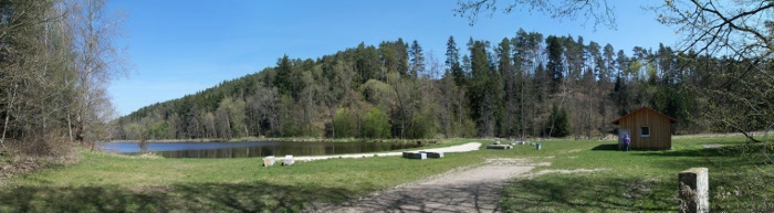 Blick auf den Strandbereich mit Sitzmglichkeiten und Liegewiese vom Hammerweiher