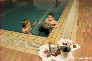 Blick in das Hotelhallenbad mit einer Wassertiefe von 1,35 m und einer Temperatur von ca. 28 Grad Blick in das Hotelhallenbad mit einer Wassertiefe von 1,35 m und einer Temperatur von ca. 28 Grad