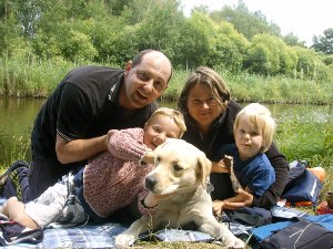 Ganze Familie beisammen bei der Rast vom kanu fahren Ganze Familie beisammen bei der Rast vom kanu fahren