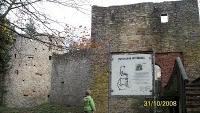 Eingangsbereich der Krnburg mit Schautafel. Ob hier noch Ritter und Prinzessinen hausen?