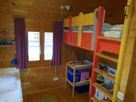 2. Schlafzimmer mit Spielecke von Haus 10. Mehr Bilder, dann auf Bild klicken.