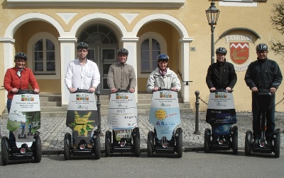 Hier sehen sie die ersten Versuchskanninchen aus Stamsried bei der Einfhrung der Segway Tour. Noch lachen alle. Aber so unter uns, es ist keinem etwas passiert, ausser ein kribbeln im Bauch. Dankeschn fr die Bereitstellung des Bildes von dem Energie- und Umweltzentrum Ostbayern.