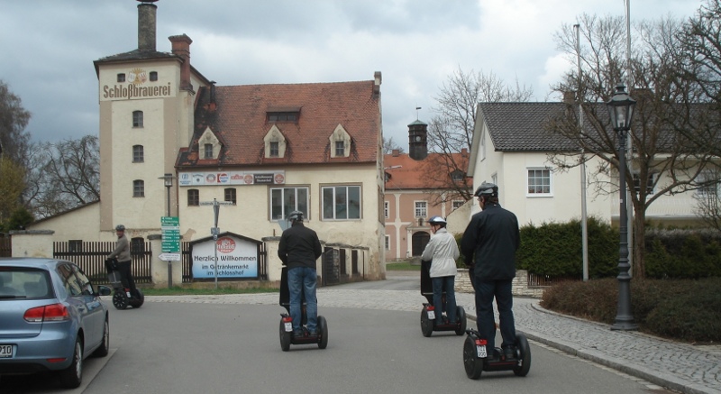 Hier sehen sie die ersten Fahrversuche und Einfhrung in das Segway in Stamsried. Dankeschn fr die Bereitstellung des Bildes von dem Energie- und Umweltzentrum Ostbayern.