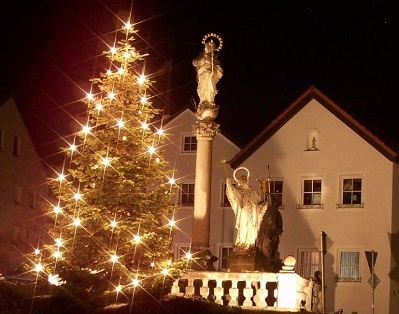 Die Mariensule auf dem Marktplatz von Stamsried in Weihnachtsstimmung