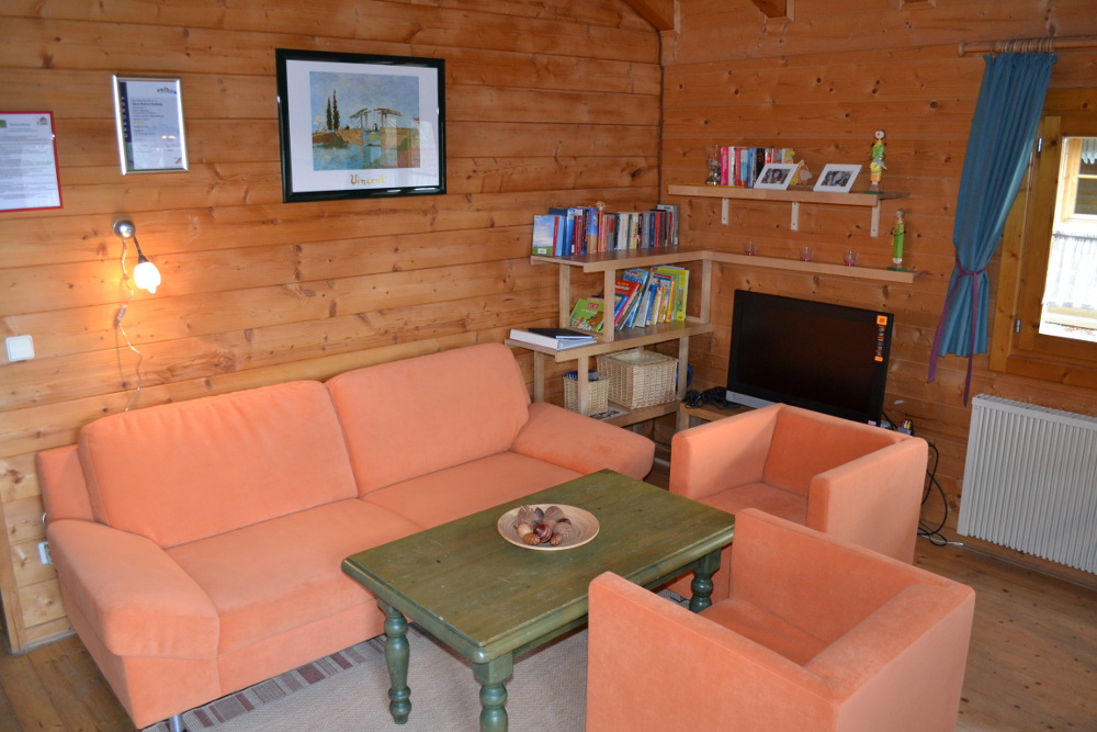 Blick ins Wohnzimmer mit Sitzgruppe, Wohnwand, SAT-TV und Sony Playstation 2