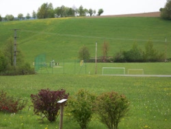 Bolzplatz unterhalb vom Feriendorf und Obstlehrpfad