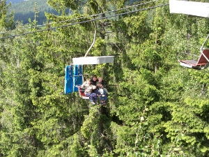 Sessellift für Sommerrodelbahn oder Ski fahren im Winter auf dem Silberberg Sessellift für Sommerrodelbahn oder Ski fahren im Winter auf dem Silberberg